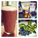 [Recipes] The Anti Aging Kiwi-Blueberry-Pom Protein Smoothie With Agave Drizzle