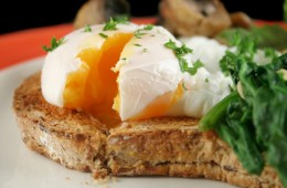 Lean Cooking 101 — How To Poach An Egg Perfectly In 5 Minutes [Recipes]
